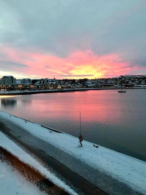 Stylish And Relaxing Two Bedroom Appartment, View Over Harbour Hafnarfjörður Exterior foto